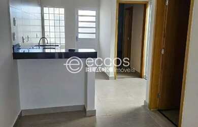 Imagem: A casa possui 2 Dormitórios, 2 Banheiros, 2 Vagas na garagem