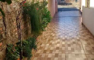 Imagem: A casa possui 3 Dormitórios, 2 Banheiros, 2 Vagas na garagem