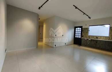 Imagem: A casa possui 3 Dormitórios, 2 Banheiros, 2 Vagas na garagem