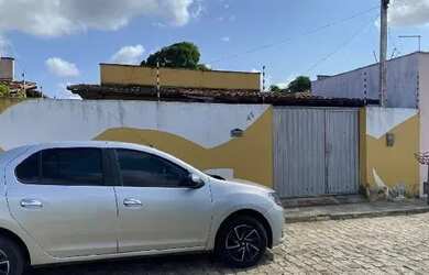 Imagem: A casa possui 2 Dormitórios, 1 Banheiro, 200m² de Área e
