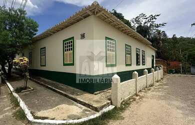 Imagem: A casa possui 4 Dormitórios, 2 Banheiros, 2 Vagas na garagem