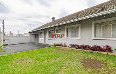 Imagem: A casa possui 4 Dormitórios, 4 Banheiros, 5 Vagas na garagem