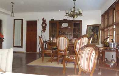 Imagem: A casa possui 4 Dormitórios, 5 Banheiros, 3 Vagas na garagem