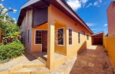 Imagem: A casa possui 3 Dormitórios, 2 Banheiros, 4 Vagas na garagem