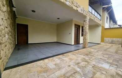 Imagem: A casa possui 4 Dormitórios, 3 Banheiros, 2 Vagas na garagem