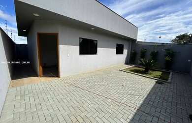 Imagem: A casa possui 2 Dormitórios, 1 Banheiro, 2 Vagas na garagem