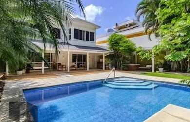 Imagem: A casa em condomínio possui 3 Dormitórios, 4 Banheiros, 420m²