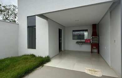 Imagem: A casa possui 3 Dormitórios, 2 Banheiros, 1 Vaga na garagem