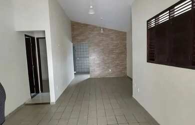 Imagem: A casa possui 3 Dormitórios, 2 Banheiros, 3 Vagas na garagem