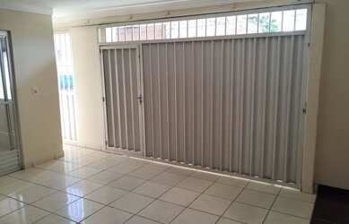 Imagem: A casa possui 3 Dormitórios, 2 Banheiros, 1 Vaga na garagem