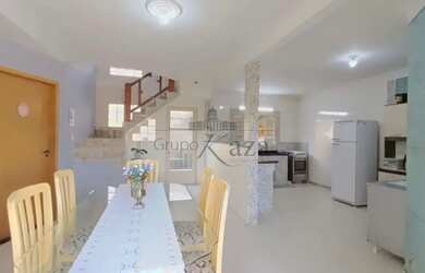 Imagem: A casa possui 3 Dormitórios, 2 Banheiros, 5 Vagas na garagem