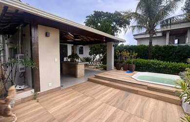 Imagem: A casa possui 3 Dormitórios, 2 Banheiros, 4 Vagas na garagem