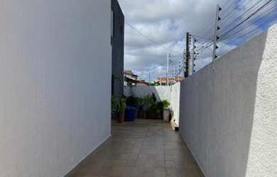 Imagem: A casa possui 5 Dormitórios, 4 Banheiros, 5 Vagas na garagem