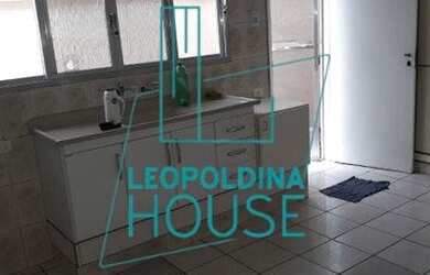 Imagem: A casa possui 3 Dormitórios, 1 Banheiro, 2 Vagas na garagem