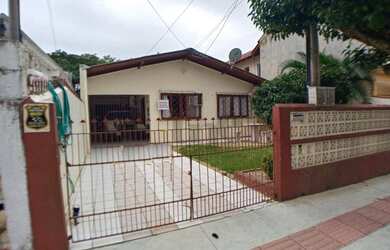 Imagem: A casa possui 5 Dormitórios, 2 Banheiros, 3 Vagas na garagem