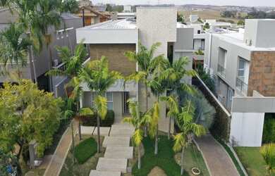 Imagem: A casa em condomínio possui 4 Dormitórios, 5 Banheiros, 5