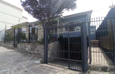 Imagem: A casa possui 4 Dormitórios, 2 Banheiros, 3 Vagas na garagem