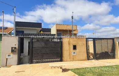 Imagem: A casa possui 3 Dormitórios, 2 Banheiros, 2 Vagas na garagem