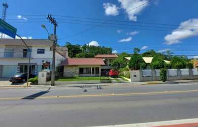 Imagem: A casa à venda possui 4 Dormitórios, 3 Banheiros, 2 Vagas