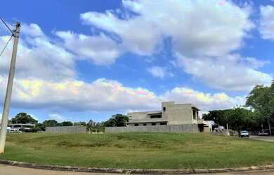 Imagem: O terreno possui 1.711m² de Área e está localizado em Parque