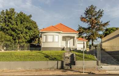 Imagem: A casa possui 4 Dormitórios, 2 Banheiros, 300m² de Área