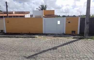 Imagem: A casa possui 2 Dormitórios, 1 Banheiro, 2 Vagas na garagem