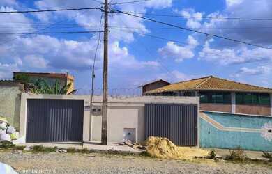 Imagem: A casa possui 3 Dormitórios, 2 Banheiros, 4 Vagas na garagem