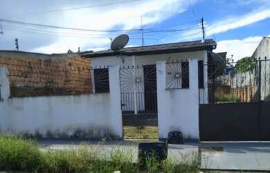 Imagem: A casa possui 2 Dormitórios, 1 Banheiro, 2 Vagas na garagem