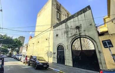 Imagem: O depósito possui 5 Vagas na garagem e 2700m² de Área e está