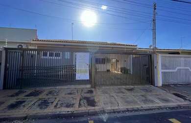 Imagem: A casa possui 2 Dormitórios, 4 Banheiros, 2 Vagas na garagem