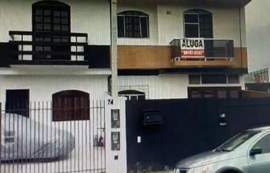 Imagem: A casa possui 3 Dormitórios, 2 Banheiros, 2 Vagas na garagem