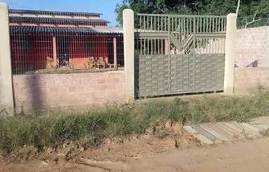 Imagem: A casa possui 2 Dormitórios, 1 Banheiro, 2 Vagas na garagem