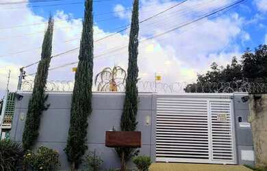 Imagem: A casa possui 3 Dormitórios, 2 Banheiros, 2 Vagas na garagem