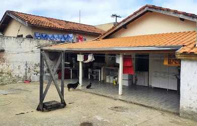 Imagem: A casa possui 2 Dormitórios, 1 Banheiro, 2 Vagas na garagem