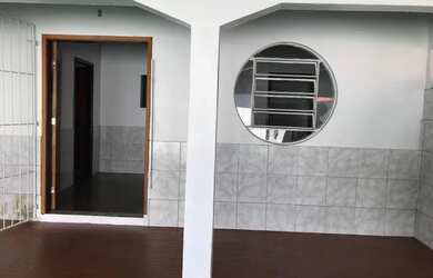 Imagem: A casa possui 2 Dormitórios, 1 Banheiro, 2 Vagas na garagem