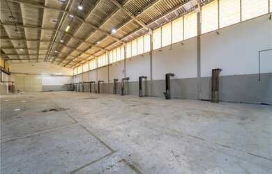 Imagem: O depósito possui 5 Vagas na garagem e 1862m² de Área e está