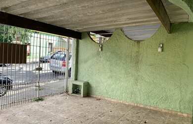 Imagem: A casa possui 2 Dormitórios, 2 Banheiros, 2 Vagas na garagem