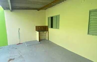 Imagem: A casa possui 2 Dormitórios, 1 Banheiro, 2 Vagas na garagem