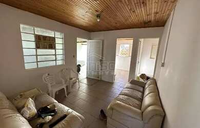 Imagem: A casa possui 3 Dormitórios, 1 Banheiro, 2 Vagas na garagem