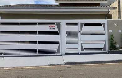 Imagem: A casa possui 3 Dormitórios, 2 Banheiros, 2 Vagas na garagem