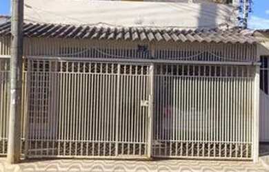 Imagem: A casa possui 3 Dormitórios, 2 Banheiros, 1 Vaga na garagem