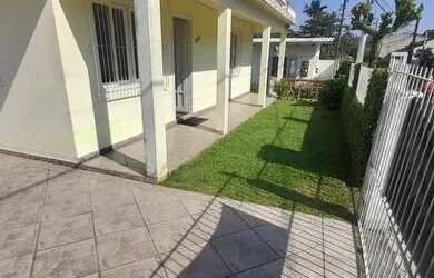 Imagem: A casa possui 3 Dormitórios, 1 Banheiro, 2 Vagas na garagem