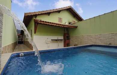 Imagem: A casa possui 2 Dormitórios, 1 Banheiro, 2 Vagas na garagem