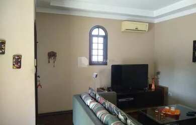 Imagem: A casa possui 4 Dormitórios, 2 Banheiros, 2 Vagas na garagem