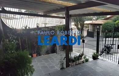 Imagem: A casa possui 3 Dormitórios, 4 Banheiros, 2 Vagas na garagem