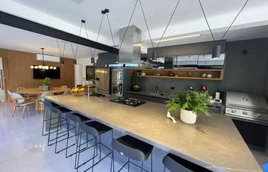 Imagem: A casa em condomínio possui 5 Dormitórios, 5 Banheiros, 5