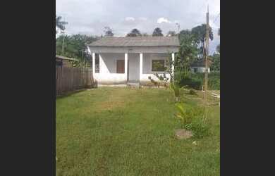 Imagem: A casa possui 3 Dormitórios, 1 Banheiro, 2 Vagas na garagem