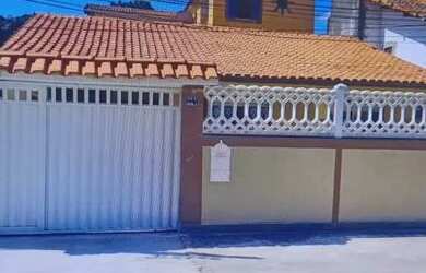 Imagem: A casa possui 2 Dormitórios, 2 Banheiros, 2 Vagas na garagem