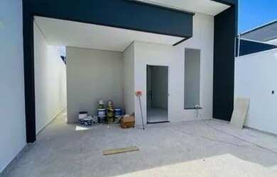 Imagem: A casa possui 3 Dormitórios, 1 Banheiro, 2 Vagas na garagem