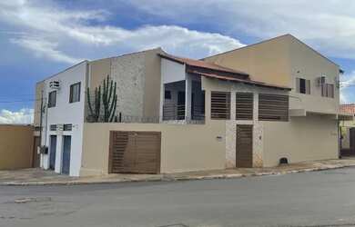 Imagem: A casa possui 3 Dormitórios, 3 Banheiros, 2 Vagas na garagem